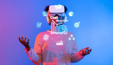 Sanal gerçeklik kulaklığı takan bir kişi dijital simgeler ve grafiklerle etkileşim içinde, maliyet azaltma ve etkin iş yönetimi için yenilikçi stratejileri sembolize ediyor. XDMCP