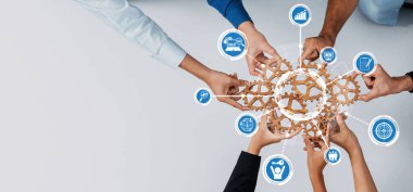 Çeşitli ellerin dişliler ve simgelerle işbirliği yaptığı, takım çalışmasını ve iş projeleri ve stratejik planlamada yenilikçi düşünceyi sembolize eden, tepeden tırnağa dinamik bir bakış açısı. Dostluk