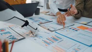 Bir robot, stratejik karar verme mekanizmasını ve işbirliğini geliştirmek için, kağıt ve dijital cihazlar üzerindeki çizelge ve verileri analiz ederek, iş arkadaşlarına iş toplantısında yardımcı olur.