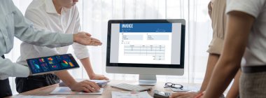 Muhasebe uygulamasından gelen fatura bilgisayar ekranında. Şirket işlerinin finans ve bütçesi için bilgisayar programı. canlı.