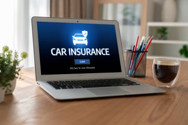 Araba sigortası internet sitesi, arabanızın hasarının rahat olduğundan emin olmak için ekranda.