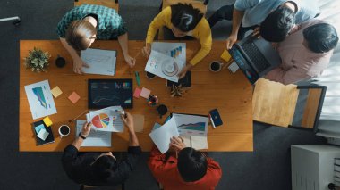 Yatırımcıların finansal istatistik belgelerine bakarken beyin fırtınalarına tepeden bakan bir bakış açısı. Çeşitli insanlar pazarlama fikrini paylaşıyor ya da yetenekli bir liderle pazarlama kampanyası planlıyor. Cemaat.