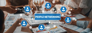 Analist ekibi, FBI Fintech 'i kullanarak mali konsolu inceliyor ve işaret ediyor. İş adamları iş görüşü için raporları inceliyor. Panorama çekimi. Dostluğu İncele