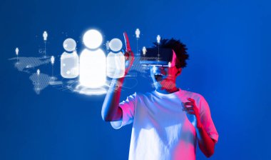 Genç bir insan, canlı bir dijital ortamda küresel ağ ve iletişimi temsil eden sanal elementlerle etkileşime geçerek teknolojinin ve bağlanabilirliğin geleceğini gözler önüne seriyor. XDMCP