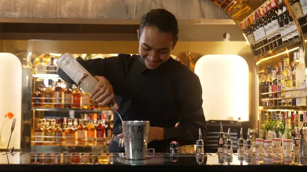 Asyalı barmenin karışık kokteyl likörünü likör karışımına katması, özel reklamı yaratıcı, canlandırıcı, bar lüksünde canlandırıcı bir vitrin haline getiriyor. Vinosity.