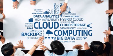 Çeşitli bir ekip, bulut hesaplama, veri analizi, güvenlik ve iş dönüşümü için yenilikçi çözümler için stratejiler tartışan bir ortak bir toplantıda yer alıyor. Dostluk