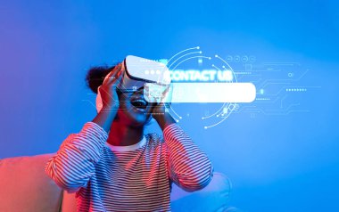 Sanal gerçekliğin tadını dostça bir ifadeyle çıkaran bir genç. Görsel öğeler müşteri desteğini ve etkileşimi vurgular, teknolojide yenilik sergiler. XDMCP