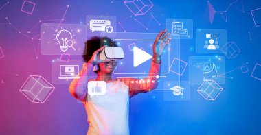 Bir kadın sanal gerçekliği keşfeder, canlı dijital simgelerle etkileşir, teknolojinin ve yaratıcılığın birleşimini sembolize ederek çevrimiçi içerik deneyiminde. XDMCP