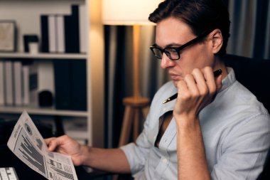 Elinde evrak tutarak gülen zeki iş adamları en çok kar getiren şirket grafiği için bilgisayarla karşılaştırıldığında paragraf dinamik veritabanı oluşturur. Bireysel.