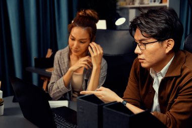 Çalışan satış müdürünün ciddi yüzü laptoptaki kayıp rapor veri analizine işaret ediyor. Gece geç saatlerde modern ofiste iş arkadaşlarıyla pazarlama planı projesini online olarak tartışıyorlar. İnfobahn.