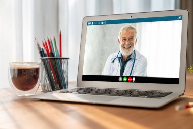 Hasta ile sanal görüşme için mod teletıp yazılım uygulaması tarafından çevrimiçi doktor görüntüsü çağrısı