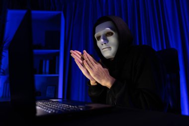 Beyaz suçlu anonim maskesi kodlama şifrelemesi yüklüyor. Programlama ile güvensiz mahremiyet sağlamaya çalışıyor. Bilgisayardan fidye için büyük bir veritabanı almaya çalışıyor. Bireysel.