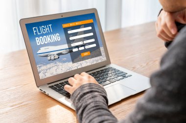 Online uçuş rezervasyon sitesi mod rezervasyon sistemi sağlar. Seyahat teknolojisi kavramı .