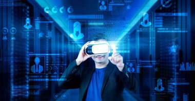 İş adamı güvenlik sistemi hologramını işaret ediyor ve veri merkezinde duruyor. Yetenekli proje yöneticisi kimlik kontrolü ve ağ güvenliğine erişiyor. Yapay zeka. Yaratıcılık.