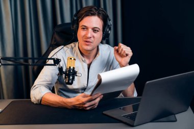 Akıllı yayıncının sunucu kanalı, canlı sosyal medyada canlı yayında konuşma programı ile birlikte modern stüdyoda, kayıt cihazıyla dinleyiciye senaryo okumaktadır. Bireysel.