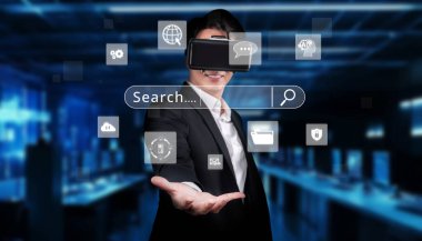 Takım elbiseli bir profesyonel, gelişmiş dijital ortamda arama motoru optimizasyon tekniklerini ve çevrimiçi pazarlamayı keşfetmek için sanal gerçeklik kulaklığı kullanır. XDMCP