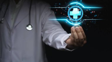 Tıbbi haçlı ampulleri toplayan yetenekli doktorlara yakından bakın. Tıbbi verilere erişen ve sağlık sisteminin yaratıcı yeniliklerini temsil eden zeki bir pratisyen. İyileştirici.
