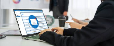 Bilgisayar ekranında rahatça görünen e-posta bildirim iletisi. Dijital pazarlama iletisi bilgi metni iş dünyasından müşteriye