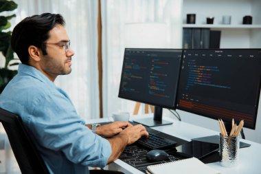 Akıllı IT geliştiricisi yazılım geliştirme kodlaması ile modern ofisteki iki bilgisayar kodlu bilgisayar sistemi üzerinde uygulama programı güncelleme çevrimiçi web sitesi yaratıyor. Tahmin et..