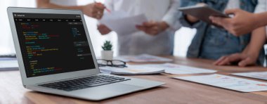 Uygulama ve program kodlaması için bilgisayar ekranında yazılım geliştirme programlama