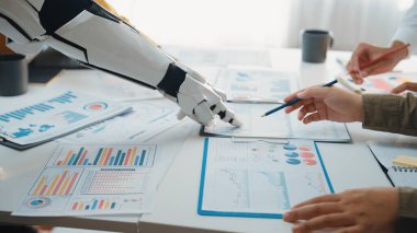 İnsan elini gösteren dinamik bir işbirliği sahnesi ve veri grafikleri ve grafiklerini analiz eden bir robot kolu teknolojinin iş stratejilerine entegrasyonunu gösteriyor.