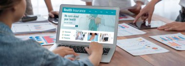 Kolay form doldurma için sağlık sigortası web sitesi canlı kayıt sistemi