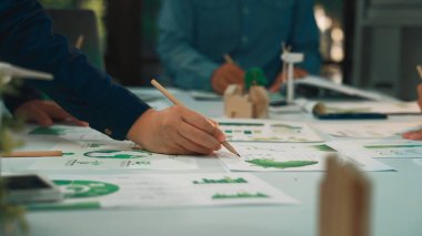 Takım çalışmasını gösteren dinamik bir toplantı sürdürülebilirlik üzerine odaklandı, raporların çizimi ve analizinde yer alan eller, planlama için işbirlikçi bir ortam oluşturdu. SACTR