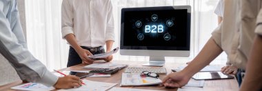 İş adamı B2B peyzajında geziniyor, iş-iş bağlantılarını geliştirmek için kullanım teknolojisi kullanıyor. B2B etkileşimini yeniden şekillendiren keşifler, iş-iş stratejilerinde yenilikleri yönlendiren araçlar. canlı