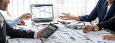 İş zekası ve veri analizi kavramı. Analizci ekibi laptop ekranında finansal veri analizi üzerinde çalışıyor. Etkili iş stratejik planlama için pazarlama göstergesi olarak. İçgörü