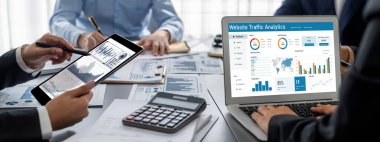 İş zekası ve veri analizi kavramı. Analizci ekibi laptop ekranında finansal veri analizi üzerinde çalışıyor. Etkili iş stratejik planlama için pazarlama göstergesi olarak. İçgörü