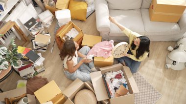 Kutuları açan ve mobilyaları toplayan mutlu arkadaş manzarası. Karton kutuyla çevrili oturma odasında konuşurken yeni daireye taşınan çekici bir genç. Malikane. Myrmidon.