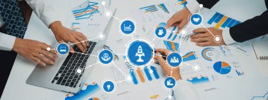 Modern Ofis Ortamı 'nda Planlar, Dizüstü bilgisayarlar ve Proje Geliştirme için Yaratıcı Stratejiler içeren Ortak İş Planlama ve Veri Analizi. Dostluk