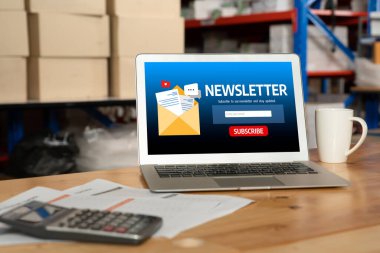 Müşterilerin abone olmak için bilgisayardaki haber belirleme sayfası Sugly Newsletter güncelleme bilgilerini aboneye aktarması