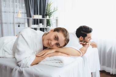 Kafkas çift müşterisi stres önleyici spa masajının keyfini çıkarıyor ve lüks otel veya oteldeki gündüz açık hava ortamında güzellik teniyle eğleniyor. Sessiz.