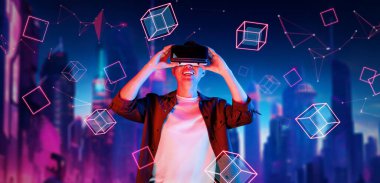 Meta evreni keşfetmek için can atarken VR gözlük takan zeki bir adam. Geometrik şekle ya da parlak neon rengi mor ve mavi olan gelecekçi şehre bakan Asyalı bir oyuncu. Teknoloji. Yaratıcılık.