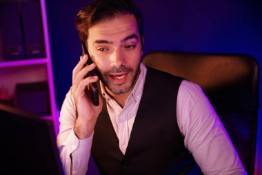 Akıllı iş adamı, akıllı telefondan ortağını ya da yatırımcısını arıyor. Hedef pazar veritabanı klasöründe satış kanalı disiplinlerini, Neon Dark Light Room 'daki ürün hizmetlerini analiz etmek için tartışıyor. Tahmin et..