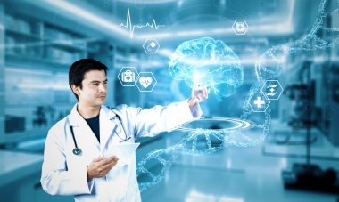 Tıbbi veri hologramına ve laboratuvar önlüğüne bakan doktor artırılmış gerçeklik teknolojisini yönetirken tıbbi verileri gösteriyor ve arka planı bulanık bir şekilde laboratuvarda duruyor. Sağlık hizmetleri. Yaratıcılık.