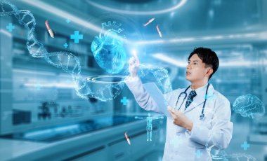 Tıbbi veri hologramına ve laboratuvar önlüğüne bakan doktor artırılmış gerçeklik teknolojisini yönetirken tıbbi verileri gösteriyor ve arka planı bulanık bir şekilde laboratuvarda duruyor. Sağlık hizmetleri. Yaratıcılık.