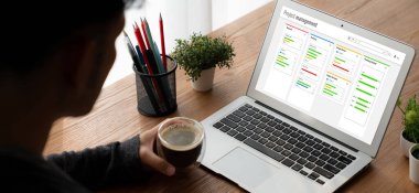 Ekip projesinin zaman çizelgesini gösteren bilgisayar ekranında, modern iş projesi yönetimi için proje planlama yazılımı