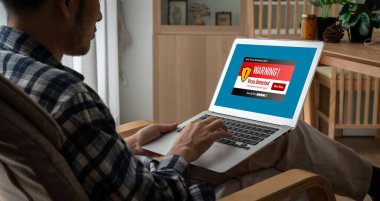Bilgisayar ekranındaki virüs uyarısı mobil siber tehdit, hacker, bilgisayar virüsü ve kötü amaçlı yazılım tespit edildi