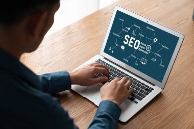 Model e-ticaret için SEO arama motoru optimizasyonu ve bilgisayar ekranında gösterilen çevrimiçi perakende işi