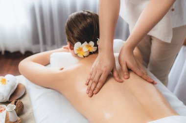 Kafkasyalı kadın müşteri stres önleyici spa masajının keyfini çıkarıyor ve lüks otel ya da oteldeki gündüz açık ortam güzellik salonunda güzellik teniyle eğleniyor. Sessiz.