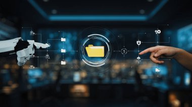 Bu resim, yüksek teknoloji kontrol odası ortamında dijital bağlantı ve veri yönetimini vurgulayan robotik kol ve insan eli arasındaki geleceksel etkileşimi gösteriyor. Auvana