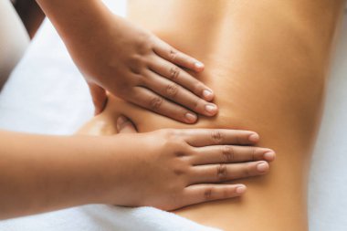 Kapalı alan kadın müşteri stres önleyici spa masajını yapmaktan zevk alıyor ve lüks otel ya da oteldeki gündüz açık hava güzellik salonunda güzellik teniyle eğleniyor. Sessiz.