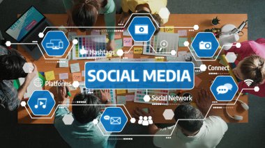 Bu resim, bireylerin sosyal medya stratejileri üzerinde işbirliği yaptığı canlı bir çalışma alanını gösteriyor. Araçlar ve grafikler dijital pazarlamada bağlantı, ağ oluşturma ve yenilikleri vurguluyor. Dostluk