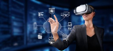 Profesyonel bir kadın sanal gerçeklik teknolojisiyle ilgileniyor, yenilikçi çevrimiçi çözümler ve bulut hesaplama hizmetleri sergiliyor, iş etkileşimini ve verimliliğini artırıyor. XDMCP