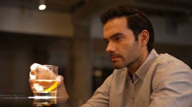 Akıllı adam tek başına oturmuş kokteyl içiyor. Eski moda bekleme arkadaşları ya da cuma gecesi barda ve restoranda lüks içki tezgahında içki içen bir çift. Vinosity.