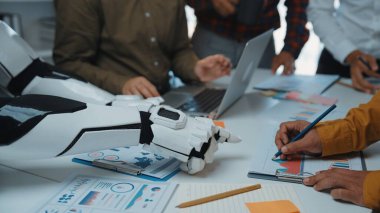 Modern ofis ortamında insanlarla bir robot arasındaki etkileşimi gösteren dinamik bir buluşma sahnesi. Veri analizi ve yenilikçi fikirler vurgulanmıştır.