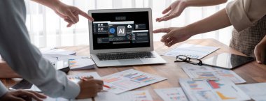 Yapay zeka teknolojisini çalıştırmak için komut mühendisi ve kullanıcı kolaylığı için üretici yapay zeka yardımcı araçları insanların yapay zeka hareketini teşvik ederek üretken yapay zeka fonksiyonları ile çalışmasına yardımcı olur