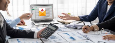 İş zekası ve veri analizi kavramı. Analizci ekibi laptop ekranında finansal veri analizi üzerinde çalışıyor. Etkili iş stratejik planlama için pazarlama göstergesi olarak. İçgörü